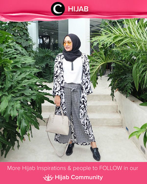 Let's stroll around Jakarta in black and white outfit. Simak inspirasi gaya Hijab dari para Clozetters hari ini di Hijab Community. Image shared by  Clozette Ambassador @indripurwandari. Yuk, share juga gaya hijab andalan kamu