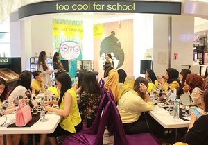 D-Day! Makeup Demo "Get Your Glow on" with @toocool_indonesia at @lotte_avenue .
Are you ready to get glowing makeup, Clozetters? #clozetteid #beauty #makeup #getyourglowon #beautyclublotteavenue #toocoolforschool #clozettextoocoolforschool