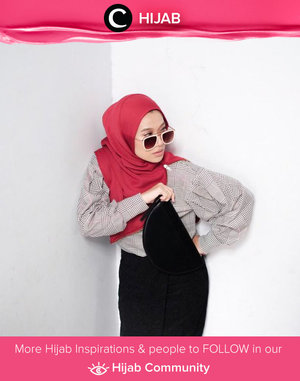 Ingin terlihat playful hari ini? Padukan hijab merahmu dengan sunglasses dan black half-moon bag! Simak inspirasi gaya Hijab dari para Clozetters hari ini di Hijab Community. Image shared by Clozetter @karinaorin. Yuk, share juga gaya hijab andalan kamu.  