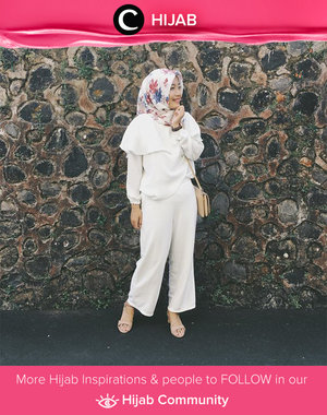 Agar gayamu tidak terlihat plain dengan outfit putih, tambahkan hijab dengan pattern bunga yang membuat penampilanmu semakin manis. Simak inspirasi gaya Hijab dari para Clozetters hari ini di Hijab Community. Image shared by Star Clozetter @devinanggraeni. Yuk, share juga gaya hijab andalan kamu