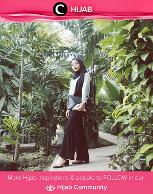 Clozetter @auliatrisakti tampil elegan dalam balutan warna putih dan hitam. Simak inspirasi gaya Hijab dari para Clozetters hari ini di Hijab Community. Yuk, share juga gaya hijab andalan kamu.