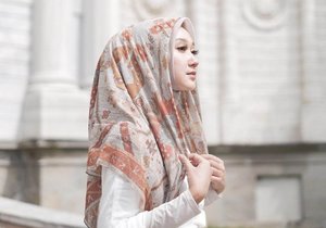 5 Pilihan Pattern Hijab dari Brand Fashion Lokal yang Cantik Dikenakan untuk Sehari-hari 