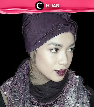 Gothic identik dengan warna hitam. Namun, Clozette Star ini mencoba bergaya gothic dengan warna ungu tua pada hijab dan makeupnya! Simak inspirasi gaya di Hijab Update dari para Clozetters hari ini, di sini http://bit.ly/clozettehijab. Image shared by Clozetter: bugnanirwana. Yuk, share juga gaya hijab andalan kamu.