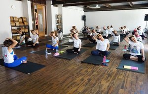 Pagi ini Clozetters melakukan yoga bersama yang dipandu oleh Ka Rina dari Gudang-Gudang Yoga. 
Tujuan dari yoga ini untuk meredakan stress dan menenangkan diri. Saat yoga kamu tidak perlu khawatir jika tidak dapat melakukan gerakan dengan sempurna. Setiap orang memiliki fleksibilitas yang berbeda.
.
.
.
#ClozetteID #HadaLaboID #HydratedSkin #gokujyun #ClozetteIDxHadaLabo