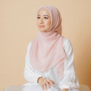 7 Style Fashion dan Hijab Laudya Cynthia Bella Terbaik Pilihan Editor