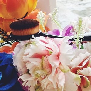 Oval brush yang satu ini sedang menjadi favorit beauty junkie karena dapat memberikan hasil yang sangat halus! Kamu sudah pernah coba? Share pengalamanmu di kolom komentar yuk! Lihat juga tren makeup lainnya di sini http://bit.ly/clozettemakeup. Photo by #StarClozetter @Hildaharjadi.#ClozetteIDDapatkan juga inspirasi dengan sekali klik melalui aplikasi mobile Clozette Indonesia. Download sekarang di Google Play dan App Store....#fashion #beauty #lifestyle #minimalist #ootd #wiwt #motd #flatlay #makeupflatlay #fashionflatlay #flatlayinspiration #ootdindonesia #ootdhijab #indonesiafashion #indonesialifestyle #indonesiancommunity #makeup #fashion #instagood #instalike #instamood #instadaily #lookbook #style #outfit