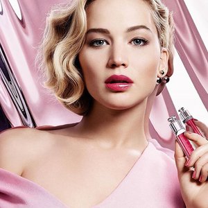 Baru-baru ini Jennifer Lawrence dinobatkan Dior sebagai muse terbaru mereka, berdekatan dengan rilisnya New Dior Addict Ultra-gloss karena image-nya yang daring, playful dan elegan sangat sesuai dengan gaya khas Dior Addict.#ClozetteIDPhoto by @diormakeup