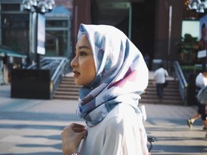 Scarf Bermotif Unik yang Lagi Jadi Favorit Para Hijabers Stylish 