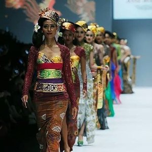 Pesona Budaya dan Karya yang terinspirasi Pulau Dewata hadir dalam koleksi Anne Avantie tahun ini di Jakarta Fashion Week 2017.
Credit to @jfwofficial 
#clozetteid #jfw2017