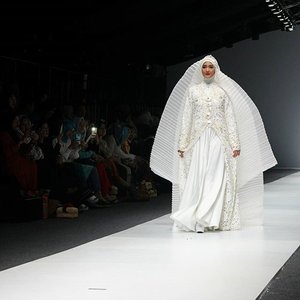 Koleksi busana hijab serba putih ini dipersembahkan oleh Irna Mutiara dari Hijabers Mom. Material unik pada busana ini menambah nilai estetika pada karyanya dalam Jakarta Fashion Week 2016. #ClozetteID #Hijab #Fashion #FashionTent #Runway #JakartaFashionWeek #FashionWeek