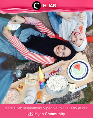 It's Friday! Jika berencana menghabiskan waktu dengan piknik bersama teman, kamu bisa contek gaya @imeldaaf yang playful dengan striped top dan terusan berbahan katun yang nyaman. Simak inspirasi gaya Hijab dari para Clozetters hari ini di Hijab Community. Yuk, share juga gaya hijab andalan kamu.  