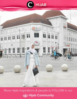 Star Clozetter @diannopiyani chose white outfit with a touch of washed denim on her jacket for sightseeing trip in Yogyakarta. Simak inspirasi gaya Hijab dari para Clozetters hari ini di Hijab Community. Yuk, share juga gaya hijab andalan kamu. 