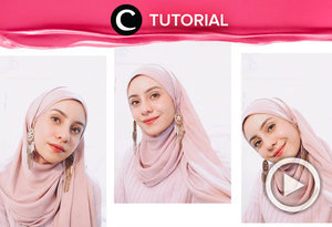 Tetap cantik dengan anting walau memakai hijab? Tentu bisa. Simak tutorilnya di : http://bit.ly/2QFJxjz . Video ini di-share kembali oleh Clozetter @chocolatelove. Cek Tutorial Updates lainnya pada Tutorial Section.