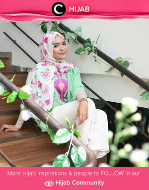  Be bright and get a sweet look with floral hijab, green top, and white pants. Simak inspirasi gaya Hijab dari para Clozetters hari ini di Hijab Community. Image shared by Clozetter: @annisaramalia. Yuk, share juga gaya hijab andalan kamu 
