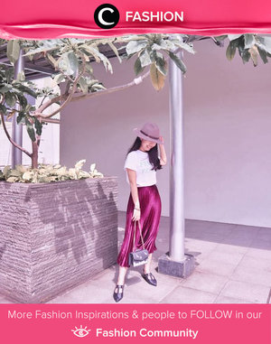 Yes we do love this burgundy skirt from Pomelo and Clozetter @elvinasamantha made it look cuter by combining it with white tees, fedora hat and a pair of mary jane shoes! Simak Fashion Update ala clozetters lainnya hari ini di Fashion Community. Yuk, share outfit favorit kamu bersama Clozette.