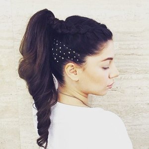 On trend: jewellery hair to glam up your crown in softest way.
#ClozetteID
Photo from @browbar_moscow.