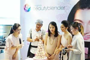 Tanpa terasa, Beauty Blender sudah merayakan ulang tahun ke-15! Siapa aja nih para penggemar Beauty Blender? Dalam rangka merayakan ulang tahunnya, Beauty Blender mengeluarkan sponge dengan warna baru yang super menggemaskan dan warna baru ini diberi nama Bubble! Yang penasaran, tunggu ulasannya di Clozette Insider, ya. 😉

#BornToBlendID #BeautyBlenderID #FlawlessAllOver #ClozetteID