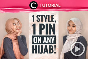 Style loose hijab seperti ini hanya membutuhkan satu pin, lho. Coba intip caranya di: https://bit.ly/30LG9eh. Video ini di-share kembali oleh Clozetter @saniaalatas. Lihat juga tutorial lainnya di Tutorial Section.