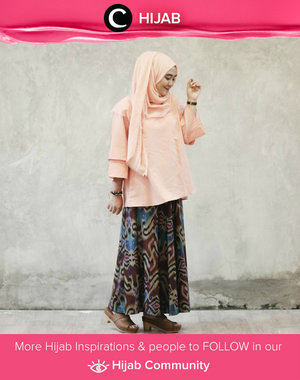 Perpaduan atasan peach dan kulot bermotif khas Kalimantan. Inspirasi gaya hijab kasual dengan sentuhan etnik yang bisa kamu coba. Simak inspirasi gaya Hijab dari para Clozetters hari ini di Hijab Community. Image shared by Star Clozetter: @rhialita. Yuk, share juga gaya hijab andalan kamu 