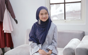 Tutorial Hijab dengan Aksesoris Anting