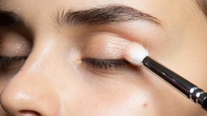 How to apply eyeshadow like a makeup artist, with these genius hacks that'll level-up your beauty game