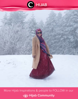 "It's snow outside, it's freaking freezing yet". Di cuaca yang dingin kamu bisa memakai outfit merah/coklat untuk memberikan kesan hangat. Simak inspirasi gaya Hijab dari para Clozetters hari ini di Hijab Community. Image shared by Star Clozetter: @lisnaardhini. Yuk, share juga gaya hijab andalan kamu