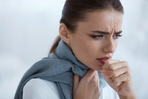 8 Cara Alami Redakan Batuk dan Tenggorokan Gatal