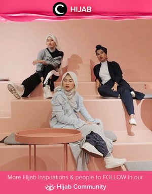 White sneakers memang merupakan item wajib untuk dimiliki setiap orang. Lihat foto Clozetter Karinaorin & friends ini, mereka tetap tampil maksimal dengan style yang berbeda. Simak inspirasi gaya Hijab dari para Clozetters hari ini di Hijab Community. Image shared by Clozetter @Karinaorin. Yuk, share juga gaya hijab andalan kamu.