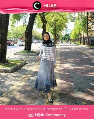 Rok lipit berbahan ringan masih menjadi favorit item untuk melengkapi HOTD banyak Clozetters, salah satunya Clozetter @arihastari. Simak inspirasi gaya Hijab dari para Clozetters hari ini di Hijab Community. Yuk, share juga gaya hijab andalan kamu.  