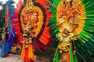 Kostum Bunga Daur Ulang Ramaikan Malang Flower Carnival 