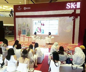 Clozetters Surabaya memperhatikan dengan serius ketika SK-II Brand Ambassador @sbactiar menjelaskan produk-produk SK-II favoritnya. Yap, siapa yang tidak mau mempunyai kulit glowing seperti Susan. 🙆
#SKIIGifts #SKII #ChangeDestiny #ClozetteID #ClozetteIDxSKIISBY