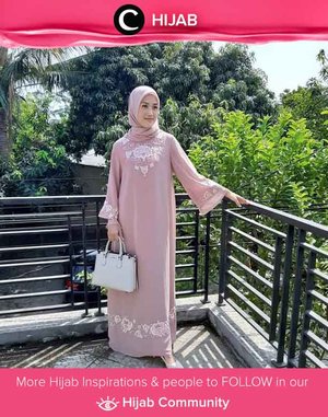 Sedang bingung pakaian formal apa yang cocok untuk dipakai ke acara pernikahan hari ini? Tiru gaya Clozetter @jolandajess dengan long dress berbordir cantik dan hijab berwarna senada. Simak inspirasi gaya Hijab dari para Clozetters hari ini di Hijab Community. Yuk, share juga gaya hijab andalan kamu. 