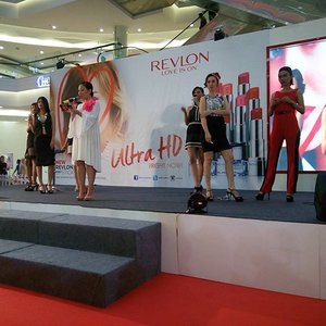 Revlon Ultra HD hadir dengan 10 warna cerah dengan nuansa bunga yang ringan di bibir yang harus kamu coba. @revlonid #launch #LoveisOn #clozetteid #makeup #beauty