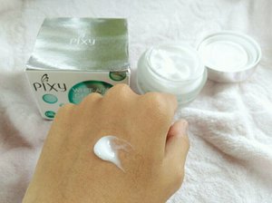 PIXY White Aqua Gel Day Cream .. Entah kenapa ini di mukaku bisa jadi primer makeup, bisa bantu nahan minyak 😍 #pixyosmetics #daycream #skincare #moisturizer #sunblock  #beautyblogger #beautyenthusiast #clozetteid 