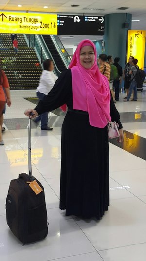 Travel in Style with Black Dress and Shocking Pink pashmina from @zayani.butiq... Love it!!!#clozetteid #CIDSignatureStyle #fashionblogger #ootd #hotd