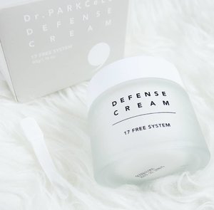If you're looking for a multi-tasking cream that can protect you from UV rays & fine dust while moisturize & calm the skin at the same time, this product might be the one for you!
.
Introduce to you @dr.parkcell Defense Cream~ 💕
I've been trying this out since last week. I might say that I'm impressed with this cream.
At first I thought it would be very uncomfortable on the skin due to it's thick & creamy texture. Surprisingly, it doesn't need a lot of time to get absorb into the skin. Also it doesn't makes my T-zone gets oily even after all of those motor bike & public transpotation ride to the office. Meaning it has OIL CONTROL!! 👏👏👏
Ps. I have dry combi skin.
On the moisturizing department, I would say it does a very good job to keep my skin feels hydrated & calm through out the day.
This cream is also free from 17 chemical ingridient like paraben & mineral oil. Nice!
A truly recommended product! Get it at my Charis Shop @charis_official @hicharis_official
Link on my bio 😘
#DrParkCellDefenseCream
.
.
.
.
.
.
.
.
.
.
#ivgbeauty #indobeautygram #makeuptutorial #makeup #wakeupandmakeup #hutmun #charisofficial #hicharis #charisceleb #undiscovered_muas #indobeautyblogger  #beautybloggerindonesia @tampilcantik #tampilcantik #ClozetteID  #ibv #tutorialmakeup #ragamkecantikan @ragam_kecantikan #inspirasicantikmu @zonamakeup.id