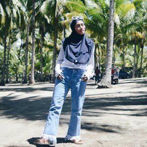 #ShortGirl101 : When an online store says the jeans are 7/8, it will be full length on you.
____

#ClozetteID
#OOTD
#Hijab
#hijabootdindo
#lookbookindonesia
