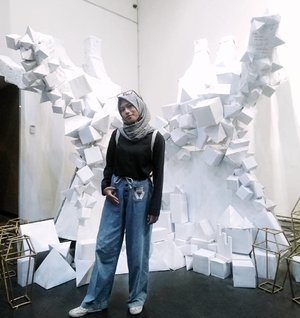When every fashion article you read says 'good bye' to skinny jeans in the beginning of 2017.

Captured by a photographer of INTERVAL 2014 @wicaku

#1001ide
#1001ide2017
#hijabootdindo
#dailyhijabindo
#ClozetteID
#OOTD #Hijab