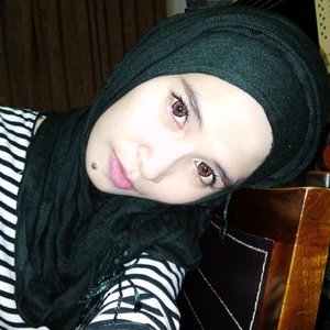 Hi satnight :) I'm wearing @wardahbeauty
Long Lasting #Lipstick 04 antique #pink and staylast gel #eyeliner
#clozettedaily #clozetteid #selfie #selca #beauty #makeup #wardah #hijab #hijabstyle #myhijab #fotd #bblogger #blogger #bloggerindo