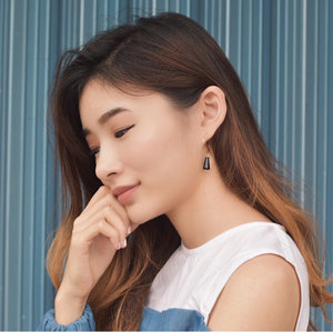 Thinking about you be like... 🌻🌻🌻| wearing this minimal earrings from @eclare.acc