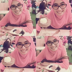akhirnya nyobain dessert yg antrinya luar biasa ini yaaa 😍😍 #icecream #dessert #clozetteid #clozette #clozettegirl #hijabcasual #hijab #faceoftheday #fotd