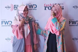 •
our expression when discussed about collection of fashion Barli Asmara at the event FWD Life Indonesia and Hard Rock Fm.

Helped by : @riyardiarisman
In frame with : @imusyrifah

read full review at http://bit.ly/FWDFashionShow

#clozetteid
#fashionShow
#FashionBlogger
#FWDFashionRocks
#FWDBebasIkhtiar
#MelangkahDenganSyari
#MelangkahDenganSyariah