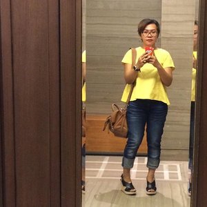When in doubt, wear yellow or black :)) Never fails to uplift my mood. Whats your uplifting color? 
#ootd #cotw #cotd #clozetteid #officelook #yellow #howdoilook #rollupjeans #nofilter