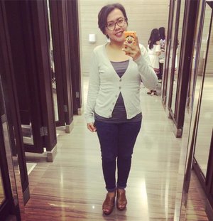 Went for the pretty basic yesterday. Good looking doesnt always a painful one. 
#ootd #cotw #cotd #clozetteid #howdoilook #rolledupjeans #officelook