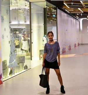 Strolling around in d newest shopping complex @show_dc Bangkok last nite, its huge... but not many shop open yet and think half of the building still under construction. Well once officially open  it will be great place to hang out... and I will be there often as its so close to my house 😂😁😝💪🏼 #indonesianlivinginbangkok #starclozetter #clozetteid #ootd #ootdindo #shopping #mall #bangkok #fashion #hm #mango #thailand #showdc #blogger #indonesianbeautyblogger #indonesian