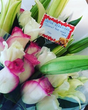 Terima kasih kepada Sri Paduka Raja yang mulia dan terhormat, Bpk. @maxzieren for the early beautiful birthday flowers ❤ walaupun gw di down grade dari Istri jd "Kekasih" 🤣😂😝😁 lol... Akuh cintah padamuh ❤💋💄😘😍 #indonesianmakeupartist #indonesianlivinginbangkok #starclozetter #clozetteid #flowers #birthday #couple #happywifehappylife