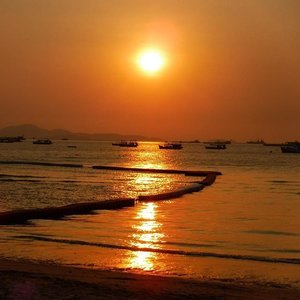Sunset from Pattaya ❤️ Camera : Fuji Film Fine pic XP80

#blogger #fblogger #indonesianlivinginbangkok #clozetteID #StarClozetter #cztravelstory #czXpattaya #like4like #traveler #travelgram #travelblogger #beach #pattayabeach #thailand