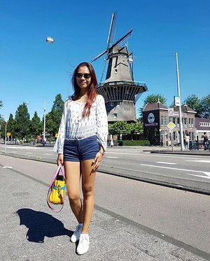 Hello from Amsterdam, my favorite city ❤️ #blogger #travelblogger #travelgram #femaleblogger #indonesianlivinginbangkok #indonesianblogger #instatraveling #ootd #ootdid #lookbook #amsterdam #holiday #cathrinezieholiday #clozetteid #starclozetter