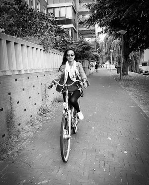 Gonna miss my bike in Amsterdam 😊 but life must go on... So I can come again there soon 😉

Belum "ngerasain" Belanda katanya kalau belum naik sepeda 😂 dan ini kegiatan favorite saya, anehnya walau nggak jago2 amat dulu naik sepeda, di Amsterdam ini saya cepat adaptasi dengan rambu2 sepeda dll, awal2 sempat khawatir sih, tapi sekarang I enjoy riding my bike there instead of jalan kaki apalagi naik mobil 😊 dan f.y.i sepedaan di Amsterdam nggak seruwet yg kita pikir, so harus coba sepedaan disana ya 😉

#blogger #travelblogger #travelgram #indonesianlivinginbangkok #tbt #amsterdam #holland #amsterdambikes #cathrinezieholiday #holiday #like4like #starclozetter #clozetteid #doitlikeapro