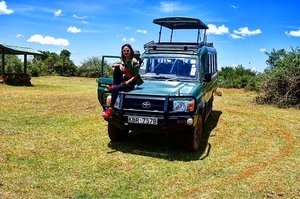 Throw back Africa ❤️ when I had this safari game car only for my self... and yess I miss that beautiful blue skies, can't wait to go back again 🙏🏻❤️🎉💋🍷
.
.
.
.
#indonesianlivinginbangkok #clozetteid #starclozetter #throwback #holiday #africa #kenya #thistimeforafrica #iloveafrica #safari #nature #travel #traveler #travelgram #travelblogger #instatravel #instagram